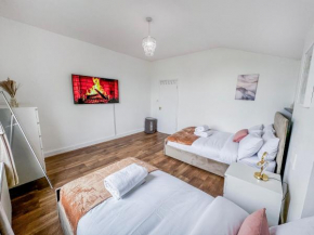 2-Bed Apartment Near London Bridge, Croydon & Norwood Junction with Fast Links into Central London & Free WIFI & Parking